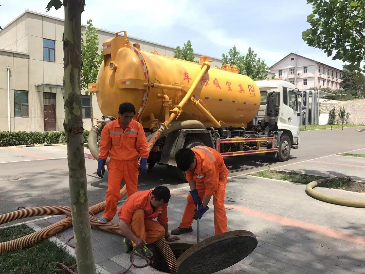 江永管道疏通车停在窨井附近