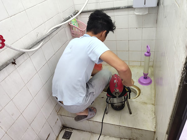 江永管道堵塞冒臭气 专业师傅现场解决问题
