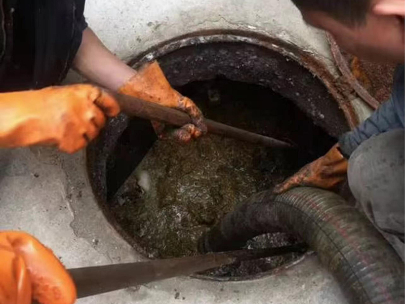 江永清理化粪池时如何避免沼气的危害？